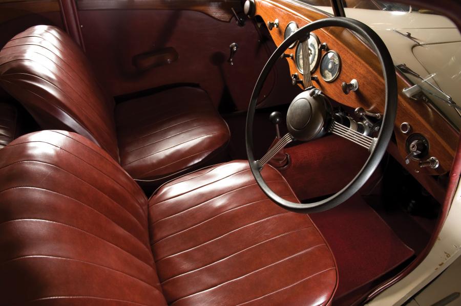 Интерьер Riley 2.5 Litre Saloon 1949 года  (фото 5 из 6)